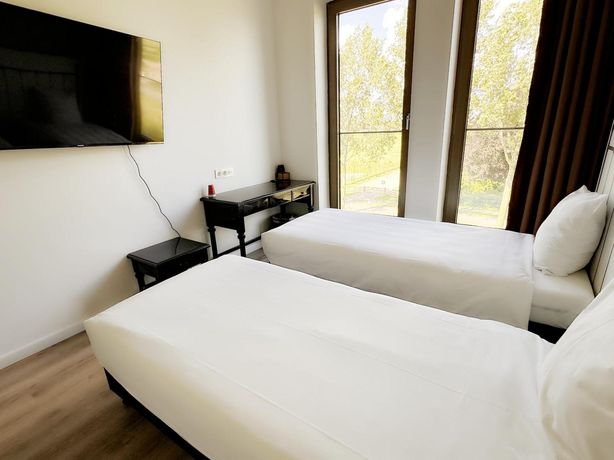 Hotelux Amsterdam Airport 3*